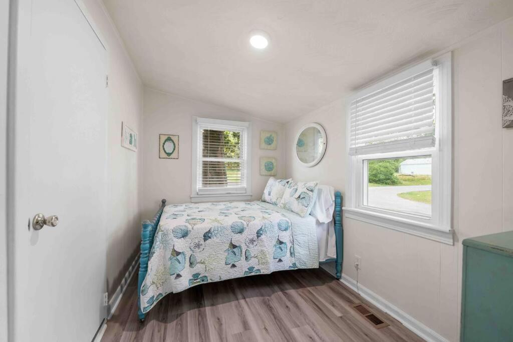 Beach Bungalow - 1 Block To Beach - Pets Welcome! 罗福 外观 照片